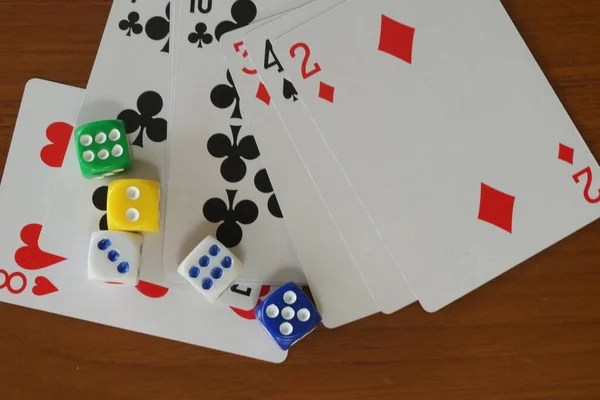 Speelkaarten Met Dobbelstenen Tafel — Stockfoto