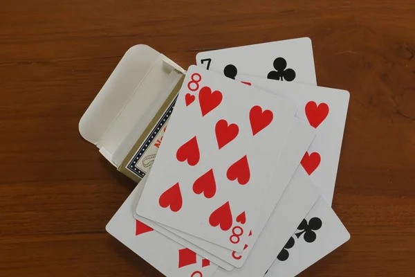 Jugar Las Cartas Fondo Madera —  Fotos de Stock