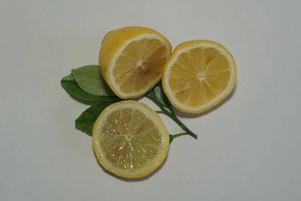 Irisan Lemon Pada Latar Belakang Putih — Stok Foto