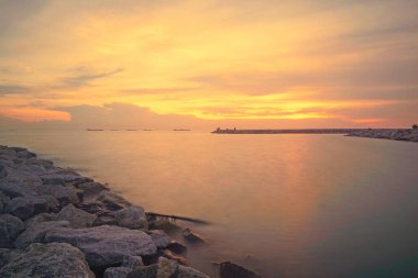 Melaka, Malezya 'daki Pengkalan Balak plajında gün batımı ışığı