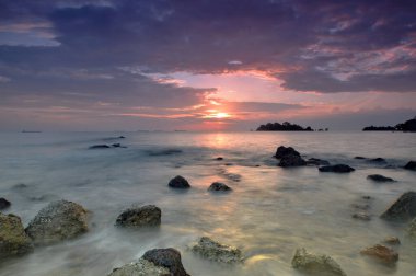 Melaka, Malezya 'daki Pengkalan Balak plajında gün batımı ışığı