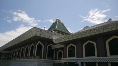 Melaka, Malezya 'daki Mescid Al-Azim camiinin iç manzarası. 