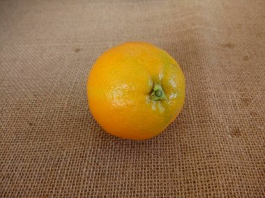 Kesme tahtasına izole edilmiş bir portakal.