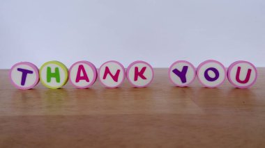 kelime ile yuvarlak şekil silgi yazdırılmış alfabe