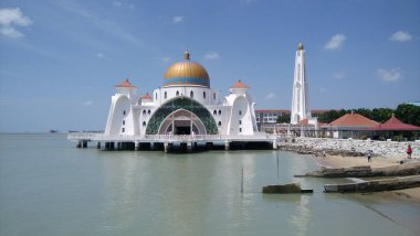 Malacca Boğazı Camii (Mescid Selat Melaka). Malezya 'nın Malacca kenti yakınlarındaki insan yapımı Malacca Adası' nda bulunan bir camii.