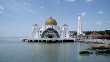 Malacca Boğazı Camii (Mescid Selat Melaka). Malezya 'nın Malacca kenti yakınlarındaki insan yapımı Malacca Adası' nda bulunan bir camii.