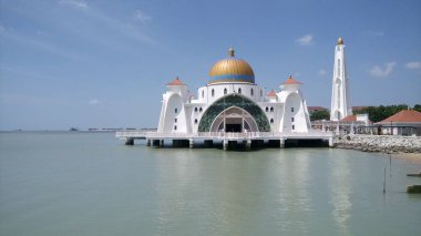 Malacca Boğazı Camii (Mescid Selat Melaka). Malezya 'nın Malacca kenti yakınlarındaki insan yapımı Malacca Adası' nda bulunan bir camii.