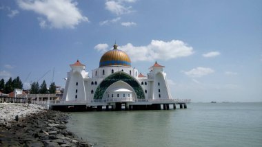 Malacca Boğazı Camii (Mescid Selat Melaka). Malezya 'nın Malacca kenti yakınlarındaki insan yapımı Malacca Adası' nda bulunan bir camii.