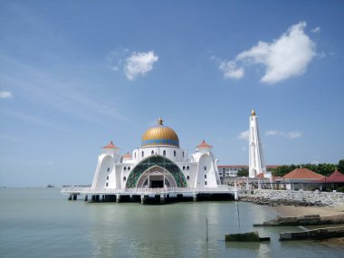 Malacca Boğazı Camii (Mescid Selat Melaka). Malezya 'nın Malacca kenti yakınlarındaki insan yapımı Malacca Adası' nda bulunan bir camii.