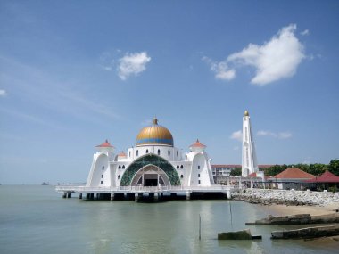 Malacca Boğazı Camii (Mescid Selat Melaka). Malezya 'nın Malacca kenti yakınlarındaki insan yapımı Malacca Adası' nda bulunan bir camii.
