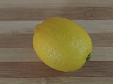limon meyvesi kesme tahtasına izole edilmiş.
