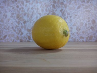 limon meyvesi kesme tahtasına izole edilmiş.
