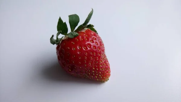 Fragola Rossa Isolata Sfondo Bianco — Foto Stock