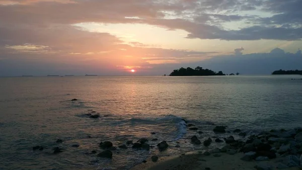 Telok Gong plajında gün batımı anı, Melaka, Malezya