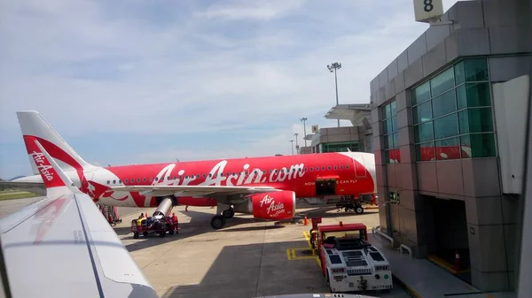 Air Ásia Aircraf Está Pousando Aeroporto Internacional Kota Kinabalu Sabah — Fotografia de Stock