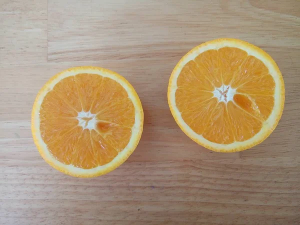 刨花板上的橙片 — 图库照片