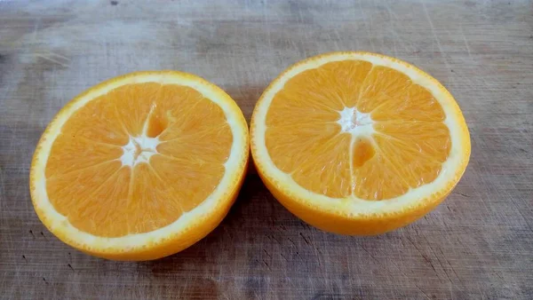 Plastry Pomarańczy Desce Krojenia — Zdjęcie stockowe