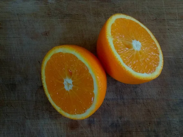 Orange Skivor Skärbrädan — Stockfoto