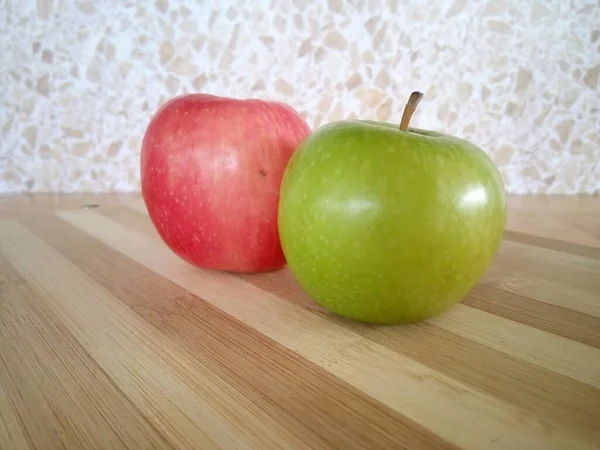 Röda Och Gröna Äpplen — Stockfoto