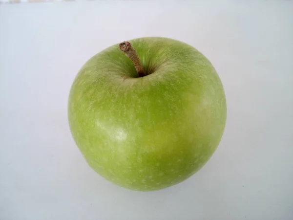 白い背景に緑のリンゴの実が孤立し — ストック写真