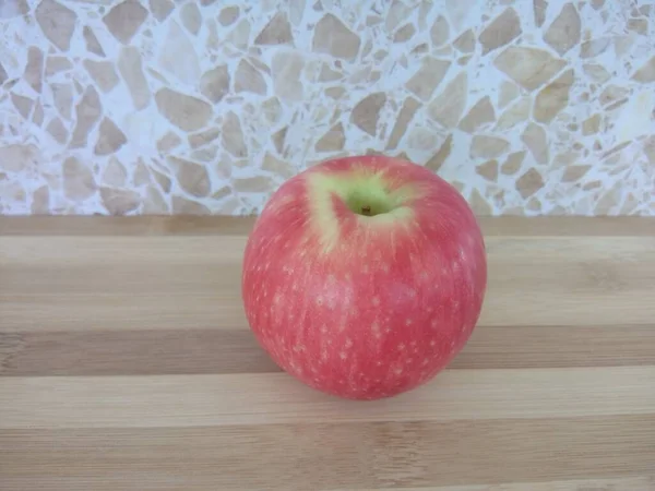 Una Manzana Aislada Tabla Cortar — Foto de Stock