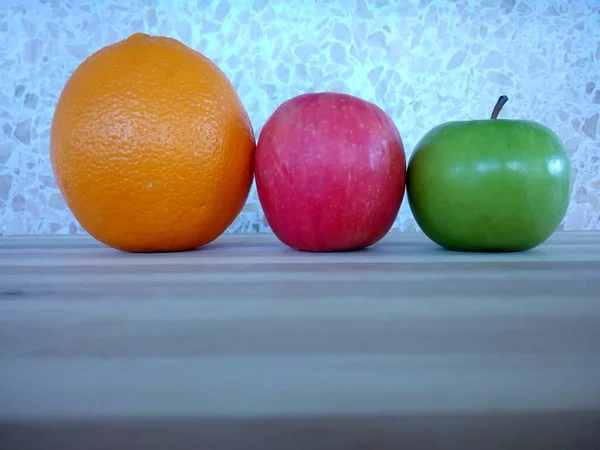 Een Sinaasappel Rood Een Groene Appel Snijplank — Stockfoto