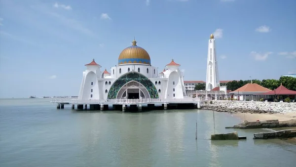 マラッカ海峡モスク Masjid Selat Melaka マレーシアのマラッカ市近くの人工島にあるモスクです — ストック写真