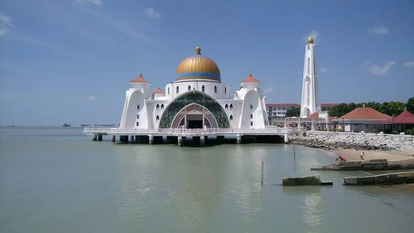 マラッカ海峡モスク Masjid Selat Melaka マレーシアのマラッカ市近くの人工島にあるモスクです — ストック写真