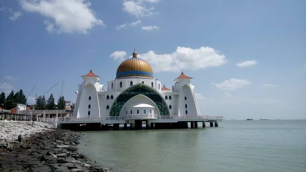Мечеть Малаккского Пролива Масджид Селат Мелака Мечеть Расположенная Искусственном Острове — стоковое фото