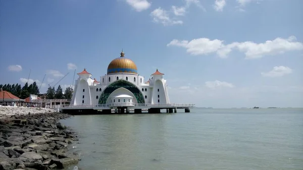 マラッカ海峡モスク Masjid Selat Melaka マレーシアのマラッカ市近くの人工島にあるモスクです — ストック写真