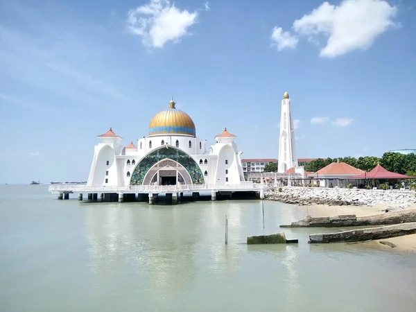 マラッカ海峡モスク Masjid Selat Melaka マレーシアのマラッカ市近くの人工島にあるモスクです — ストック写真