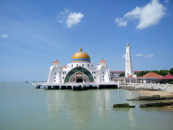 マラッカ海峡モスク Masjid Selat Melaka マレーシアのマラッカ市近くの人工島にあるモスクです — ストック写真