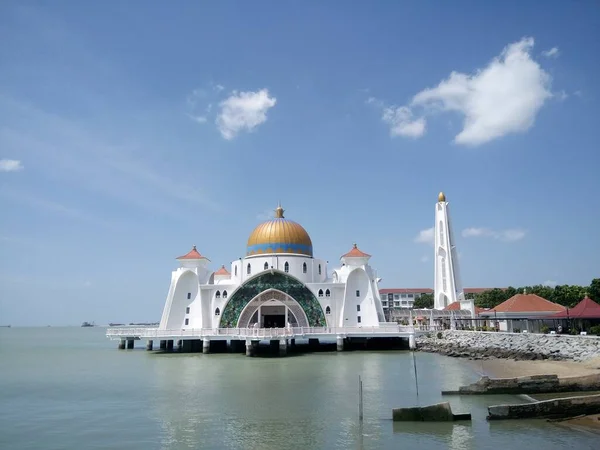 말라카 모스크 Masjid Selat Melaka 말레이시아 말라카 근처에 사람이 사원이다 — 스톡 사진