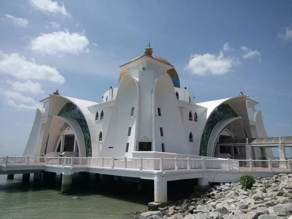 말라카 모스크 Masjid Selat Melaka 말레이시아 말라카 근처에 사람이 사원이다 — 스톡 사진