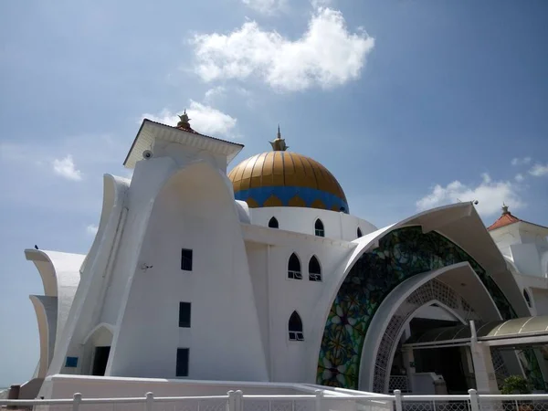 말라카 모스크 Masjid Selat Melaka 말레이시아 말라카 근처에 사람이 사원이다 — 스톡 사진