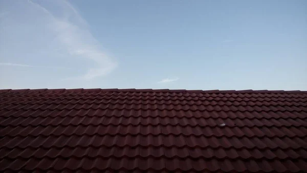 Dach Budynku Nad Błękitnym Niebem — Zdjęcie stockowe