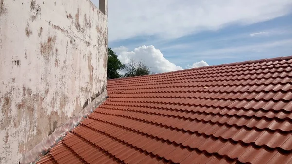 Telhado Edifício Sobre Céu Azul — Fotografia de Stock