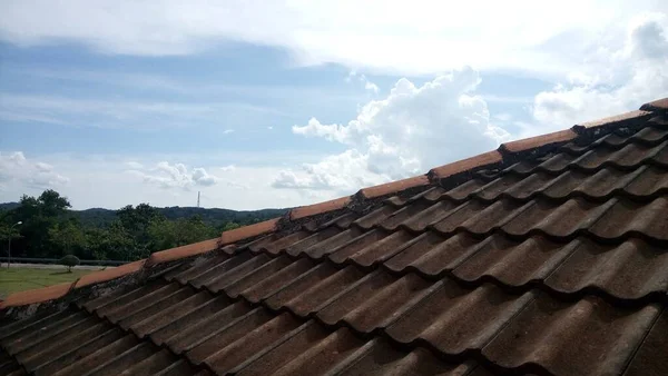 Das Hausdach Über Dem Blauen Himmel — Stockfoto