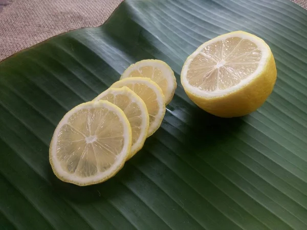 Ломтики Лимона Банановом Листе — стоковое фото