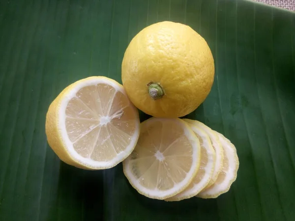 Lemon Slices Banana Leaf — Stock Photo, Image