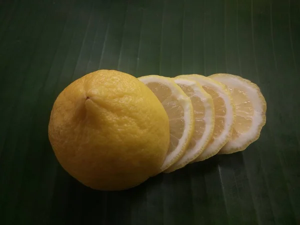 Lemon Slices Banana Leaf — Stock Photo, Image