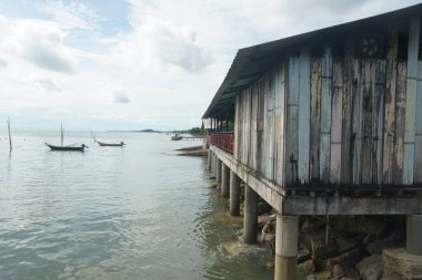 Sungai Lurus sahilinde yüzen restoran, Batu Pahat, Malezya
