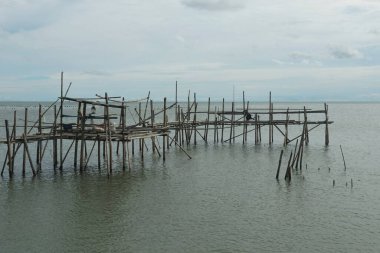 Sahildeki balıkçılık platformu