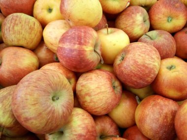 Kırmızı elmaları kapat.