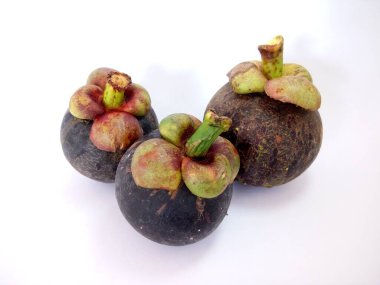Beyaz arka plana karşı mangosteen meyveleri