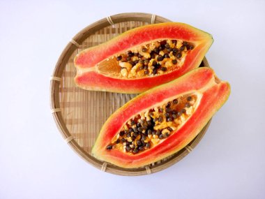 Bambu sepetinde papaya meyveleri