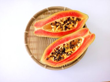 Bambu sepetinde papaya meyveleri