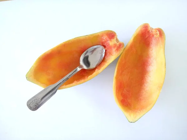 Piel Papaya Con Cuchara Sobre Fondo Blanco — Foto de Stock