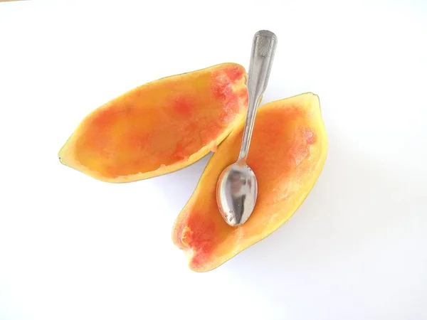 Piel Papaya Con Cuchara Sobre Fondo Blanco —  Fotos de Stock