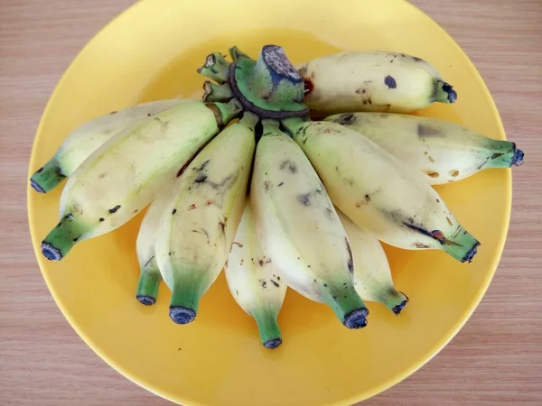 Bananen Auf Dem Gelben Teller — Stockfoto